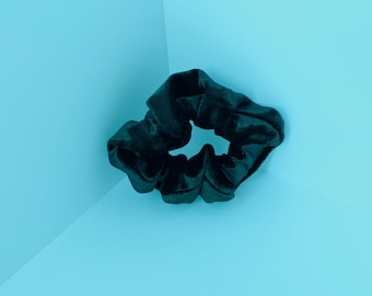 Hunter Green Velvet Hair Scrunchie Hecho a mano