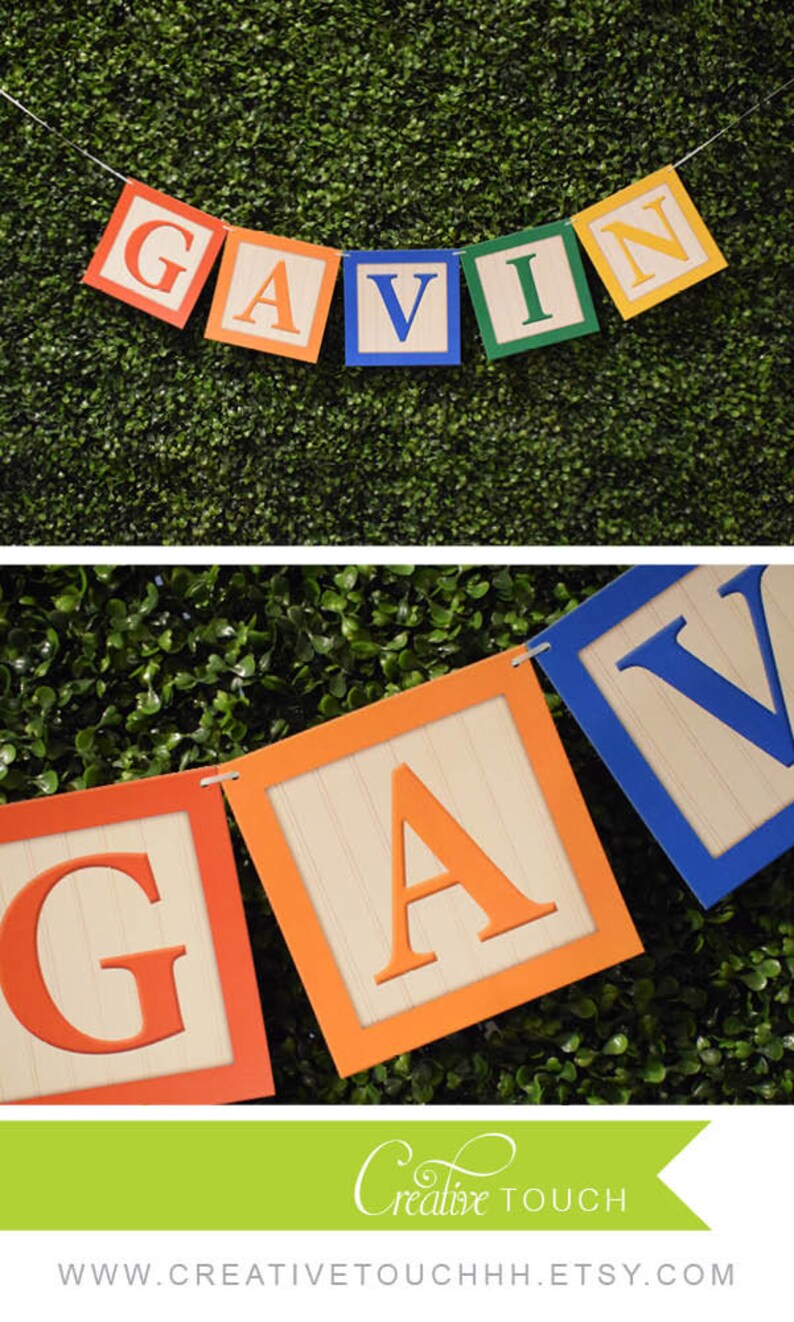 K&ouml;nnte beinhalten: Ein Banner mit dem Namen "GAVIN", der in bunten Blockbuchstaben geschrieben ist. Jeder Buchstabe befindet sich auf einem separaten Block mit Holzmaserung. Die Bl&ouml;cke sind mit einer Schnur aneinandergereiht.