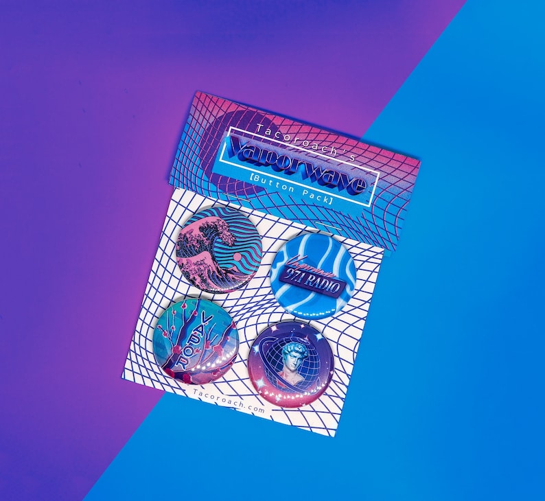 Pu&ograve; includere: Un set di quattro spille Vaporwave. Le spille raffigurano un'onda, una radio, una pianta e un busto di una persona. Le spille sono su una carta bianca con il testo "TacoRoach's Vaporwave [Button Pack] TacoRoach.com"