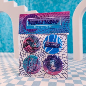 Pu&ograve; includere: Un set di quattro spille colorate con temi vaporwave. Le spille raffigurano un'onda, una radio, un albero e un busto di un uomo. I bottoni sono confezionati su una carta bianca con il testo "TacoRoach's Vaporwave [Button Pack] TacoRoach.com"