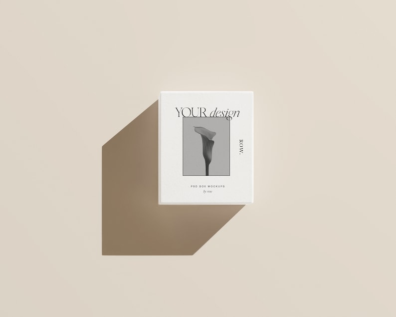 Pu&ograve; includere: Un mockup di scatola bianca con una foto in bianco e nero di un fiore sul davanti. Il testo "YOUR design ROW." &egrave; stampato sulla scatola. La scatola &egrave; su uno sfondo beige chiaro.