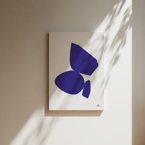 Op de afbeelding: Abstracte wandkunstprint met een blauw vlinderontwerp op een witte achtergrond.