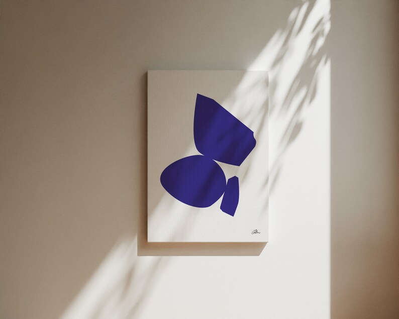 Op de afbeelding: Abstracte wandkunstprint met een blauw vlinderontwerp op een witte achtergrond.