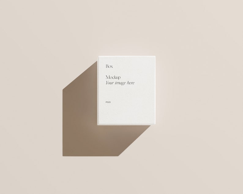 Pu&ograve; includere: Mockup di scatola bianca con il testo "Box Mockup Your image here PSD" stampato sul davanti.