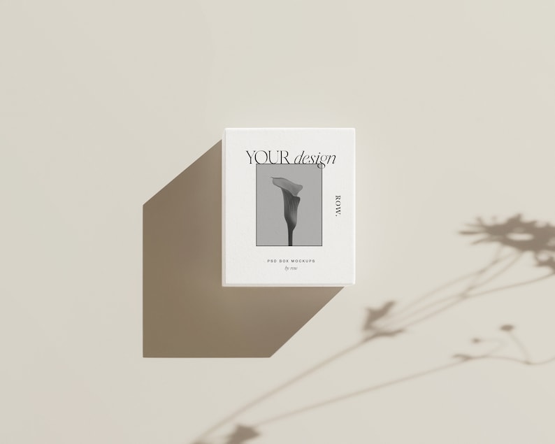 Pu&ograve; includere: Scatola quadrata bianca con una foto in bianco e nero di un fiore sul davanti. Il testo "YOUR design ROW." &egrave; stampato sulla scatola.