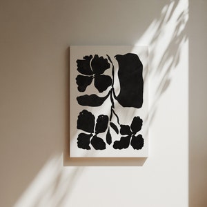 Op de afbeelding: Zwart-witte abstracte bloemenprint op canvas. De print toont gestileerde bloemen en bladeren.