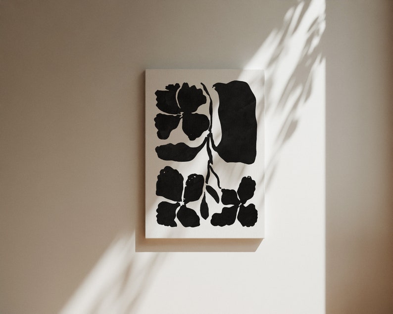 Op de afbeelding: Zwart-witte abstracte bloemenprint op canvas. De print toont gestileerde bloemen en bladeren.