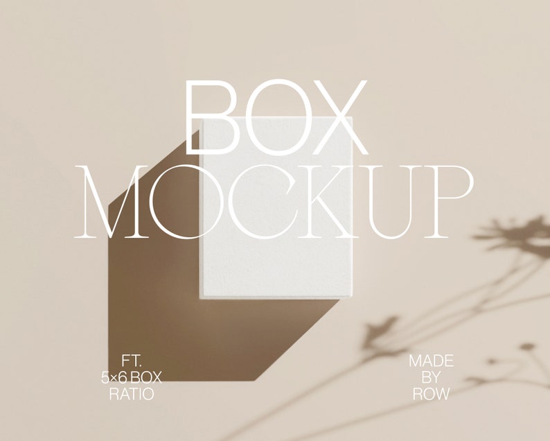Pu&ograve; includere: Mockup di scatola bianca su uno sfondo beige con il testo "BOX MOCKUP" e "FT. 5x6 BOX RATIO" e "MADE BY ROW" in testo bianco.