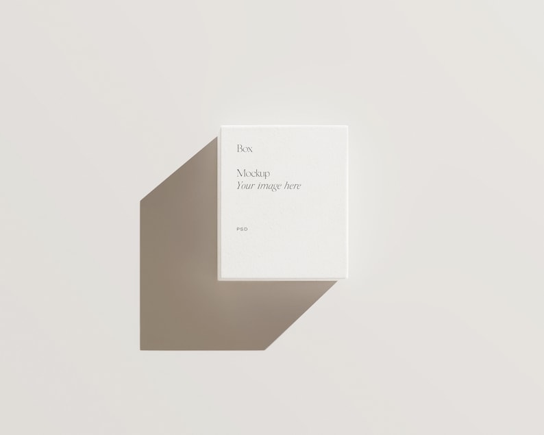 Pu&ograve; includere: Mockup di scatola bianca con il testo "Box Mockup Your image here PSD" sul davanti.