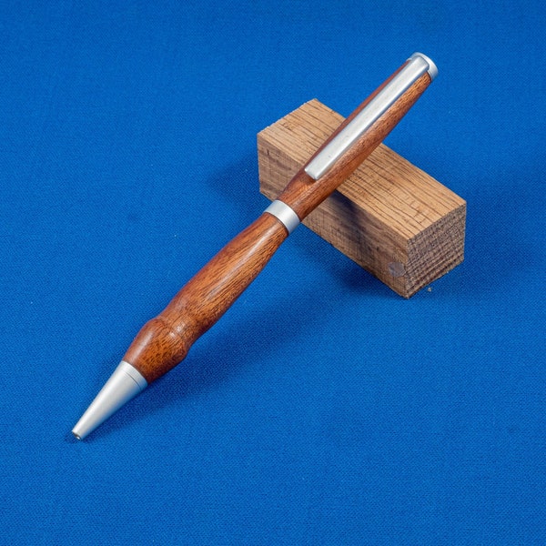 Handgedrechselter Kugelschreiber aus Sapele