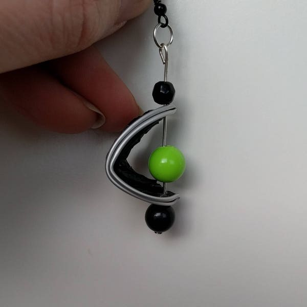 Boucles d'oreilles percées capsule noire pliée avec perles noires et verte