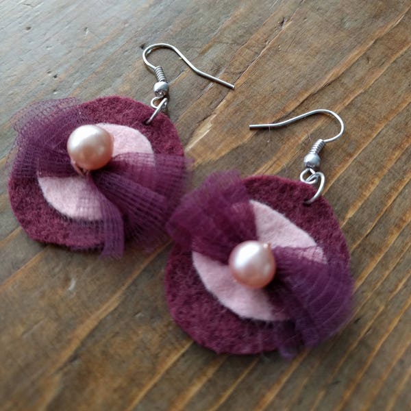 Boucles d'oreilles percées feutrine, tulle et perle rose