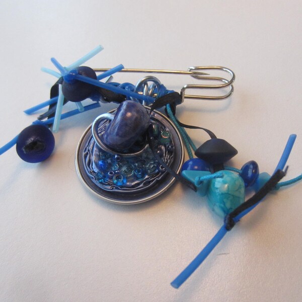 Broche capsule nespresso bleu, perles et scoubidou bleu