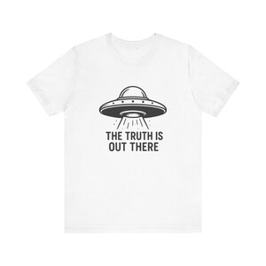UFO Themed Tee, Unisex Short Sleeve Shirt, Alien Graphic Tee, Fun T-Shirt for UFO Enthusiasts, Gift for Sci-Fi Lovers