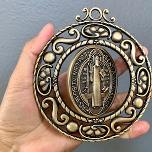 Medalha de São Bento extra grande de 5” em tom de latão com centro giratório e cartão de oração / Medalha de San Benito XL com centro Giratorio com oración