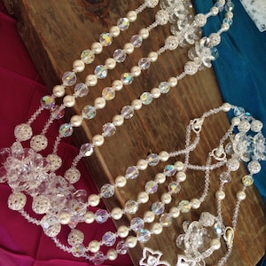 Lasso De Boda Especial Para Gina Carrasco: Cristal Swarovski AB e pérolas de cristal marfim com rosas de cristal., Banhado a prata
