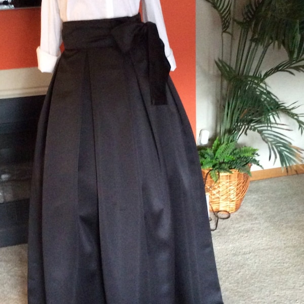 FIT AND FLARE Box pleats Maxi skirt. Great for parties , wedding , Prom, Formal wear ,bridesmaids . Great for all occasions .