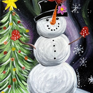 Könnte beinhalten: Ein Schneemann mit einem schwarzen Zylinder, einem roten Kardinal, der auf dem Hut sitzt, und einer rosa Blume. Der Schneemann trägt eine rot-weiße Mütze und steht neben einem grünen Weihnachtsbaum mit gelben und roten Kugeln. Der Hintergrund ist dunkelviolett und grün mit weißen Schneeflocken.
