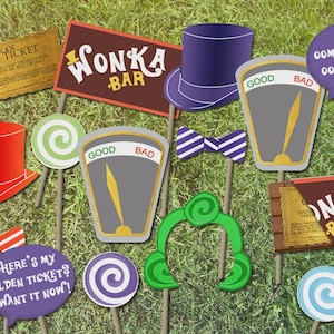 Puede incluir: Accesorios variados para fotomatón con temática de Willy Wonka, que incluyen un sombrero de copa rojo, un sombrero de copa morado, un billete dorado y letreros con las palabras "Wonka Bar" y "Where's my golden ticket? I want it now!"