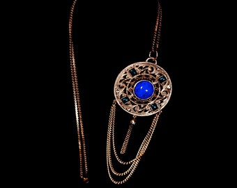 Collier à pendentif en filigrane vintage des années 1960 en laiton doré avec bleu/pierres vertes et longue chaîne -- Mod//Bobo//Avant-garde//Festival