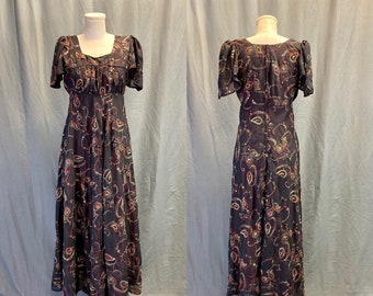 Vintage anni '70 Black Short Wing Sleeve Maxi Fit and Flare Dress con Paisley Pattern, Size Medium -- BoHo // Festival // Hippie