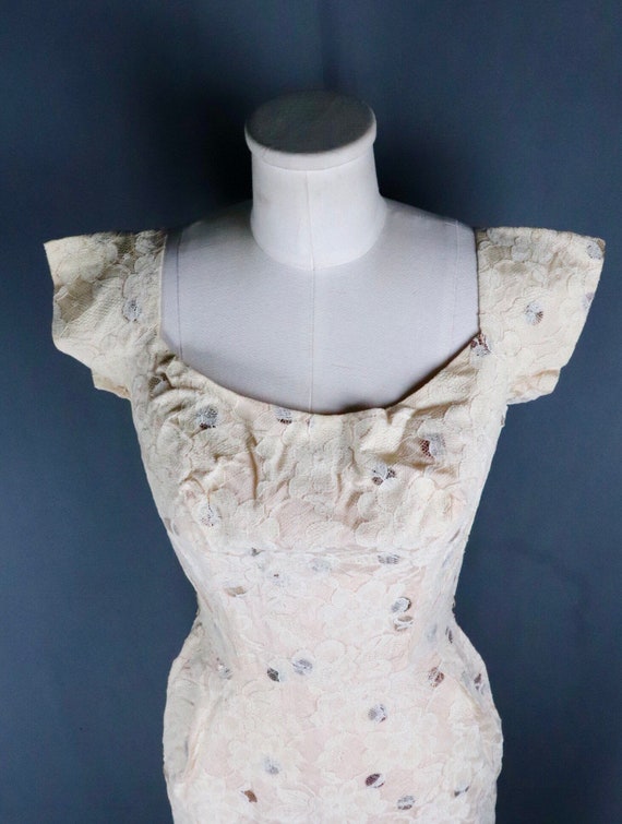 Vintage 1950s Cream White Floral Lace Hourglass W… - image 4