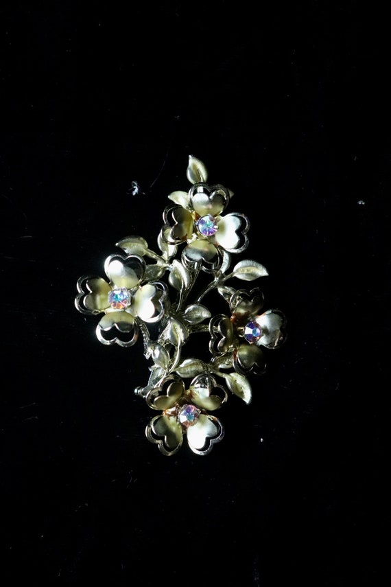 Vintage 1970s Soft Yellow Gold Floral Brooch with… - image 1