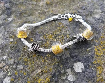 Pulseira estilo euro com miçangas douradas e brilhantes, pulseira de prata e ouro, pulseira com pingente, pulseira com contas com buraco grande