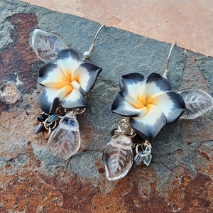 Zwart-witte Plumeria oorbellen, bloemenoorbellen, Plumeria Dangle Oorbellen, zwart-witte bloemoorbellen