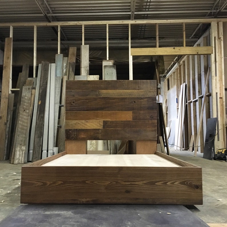 Cama de madera recuperada con almacenamiento | Etsy