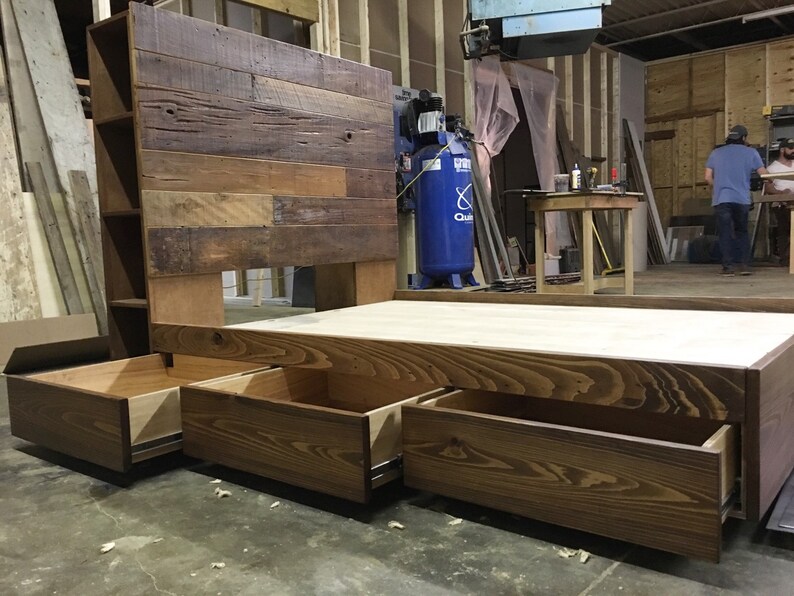 Cama de madera recuperada con almacenamiento | Etsy