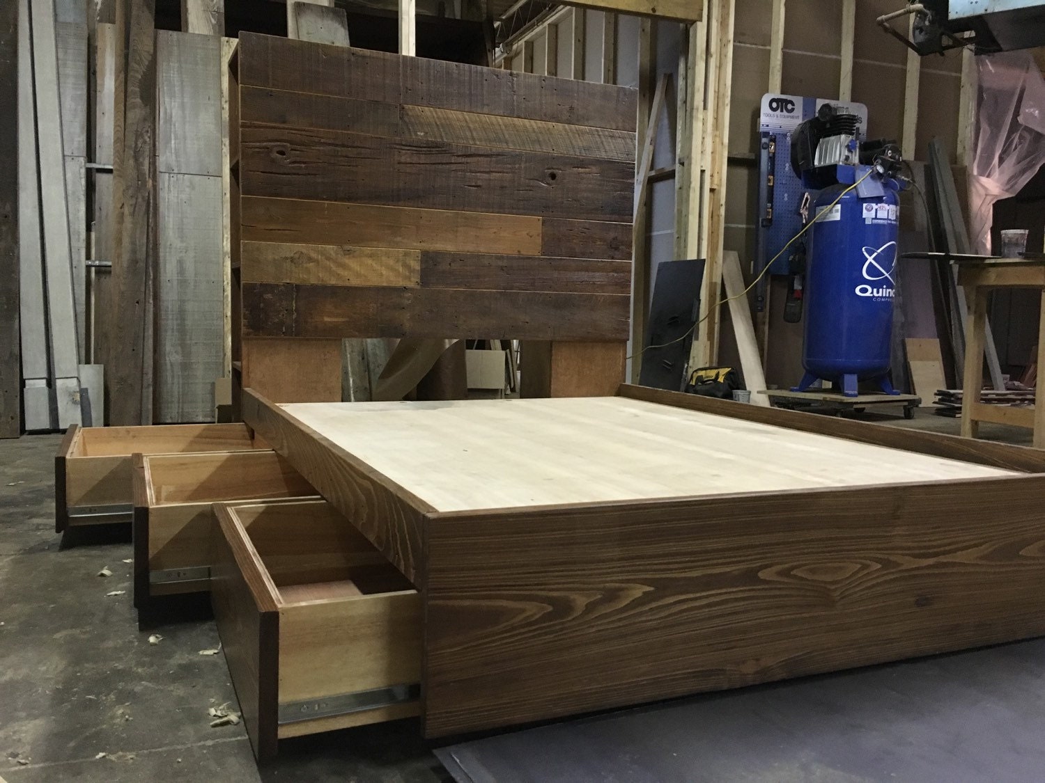 Cama de madera recuperada con almacenamiento | Etsy