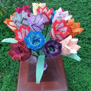 Fleurs de tulipes en papier, lot de 6 fleurs et 3 feuilles, couleur au choix. Idéal pour la décoration de la maison ou pour tout usage, pour 119,90 USD, livraison gratuite