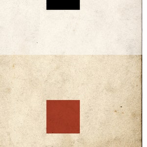 Op de afbeelding: Een eenvoudige abstracte kunstprint met een zwarte vierkant bovenaan en een rode vierkant onderaan op een textuur beige achtergrond.