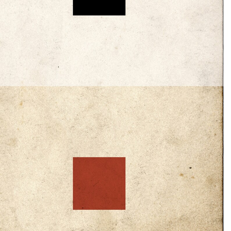 Op de afbeelding: Een eenvoudige abstracte kunstprint met een zwarte vierkant bovenaan en een rode vierkant onderaan op een textuur beige achtergrond.