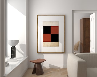 Puede incluir: Una habitación blanca con suelo de madera, un sofá blanco, un taburete de madera y una pintura abstracta enmarcada con cuadrados negros y rojos.