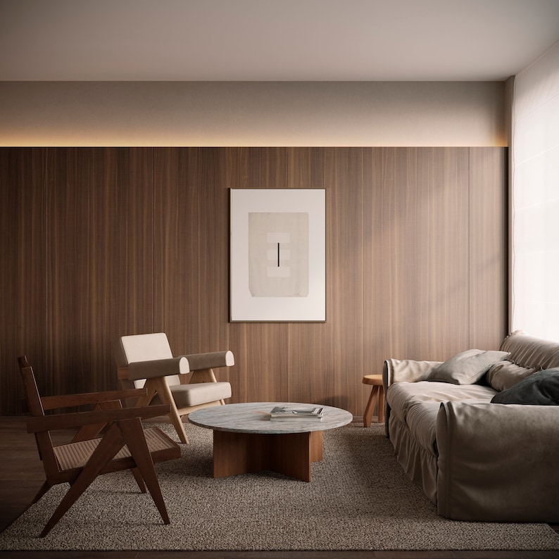 Op de afbeelding: Een woonkamer met een bruine houten muur, een beige bank, twee stoelen, een salontafel en een ingelijst drukwerk aan de muur. De salontafel is van hout en heeft een marmeren blad.