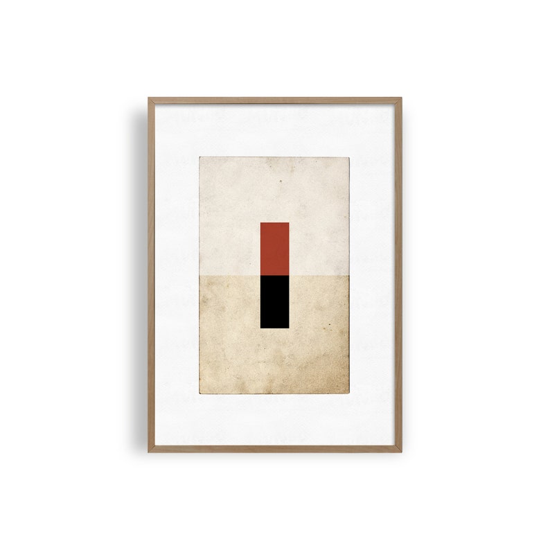 Op de afbeelding: Een ingelijste abstracte kunstprint met een rood en zwart geometrisch ontwerp op een beige achtergrond.