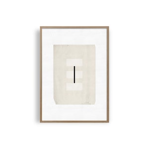 Op de afbeelding: Een ingelijste print van een minimalistisch ontwerp met een zwarte verticale lijn en drie witte horizontale lijnen op een beige achtergrond.