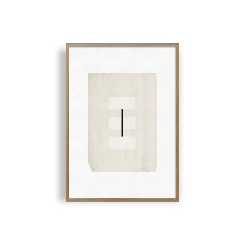 Op de afbeelding: Een ingelijste print van een minimalistisch ontwerp met een zwarte verticale lijn en drie witte horizontale lijnen op een beige achtergrond.