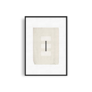 Op de afbeelding: Een zwart-witte abstracte kunstprint met een verticale lijn en drie horizontale lijnen op een beige achtergrond. De print is ingelijst in een zwart frame.