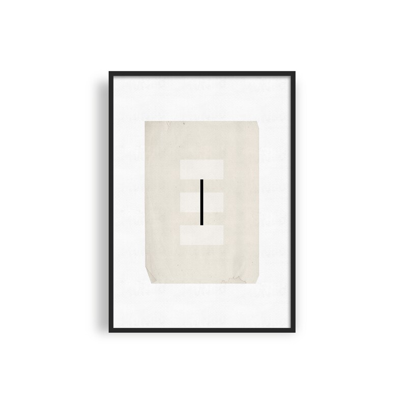 Op de afbeelding: Een zwart-witte abstracte kunstprint met een verticale lijn en drie horizontale lijnen op een beige achtergrond. De print is ingelijst in een zwart frame.