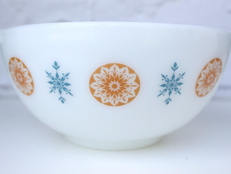 Morning Star Pyrex, Vintage Pyrex, Vintage Kitchen Bowl, 1970s Pyrex, Pyrex Mixing Bowl, 1970s Kitchen, JAJ Pyrex, Pyrex Cookware, Snowflake image 3