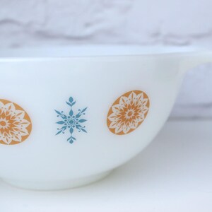 Morning Star Pyrex, Vintage Pyrex, Vintage Kitchen Bowl, 1970s Pyrex, Pyrex Mixing Bowl, 1970s Kitchen, JAJ Pyrex, Pyrex Cookware, Snowflake image 2