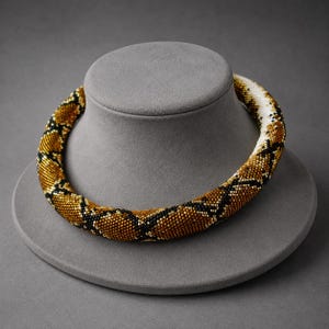 Pärlhalsband med virkad broderi, brunt ormhalsband, kaffebrunt smycke, pytonhalsband för kvinnor, present till fru, haklappshalsband, halloweenpresent