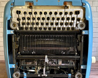 Vintage 1960's Royal Safari Deluxe Manual Typewriter With Carry