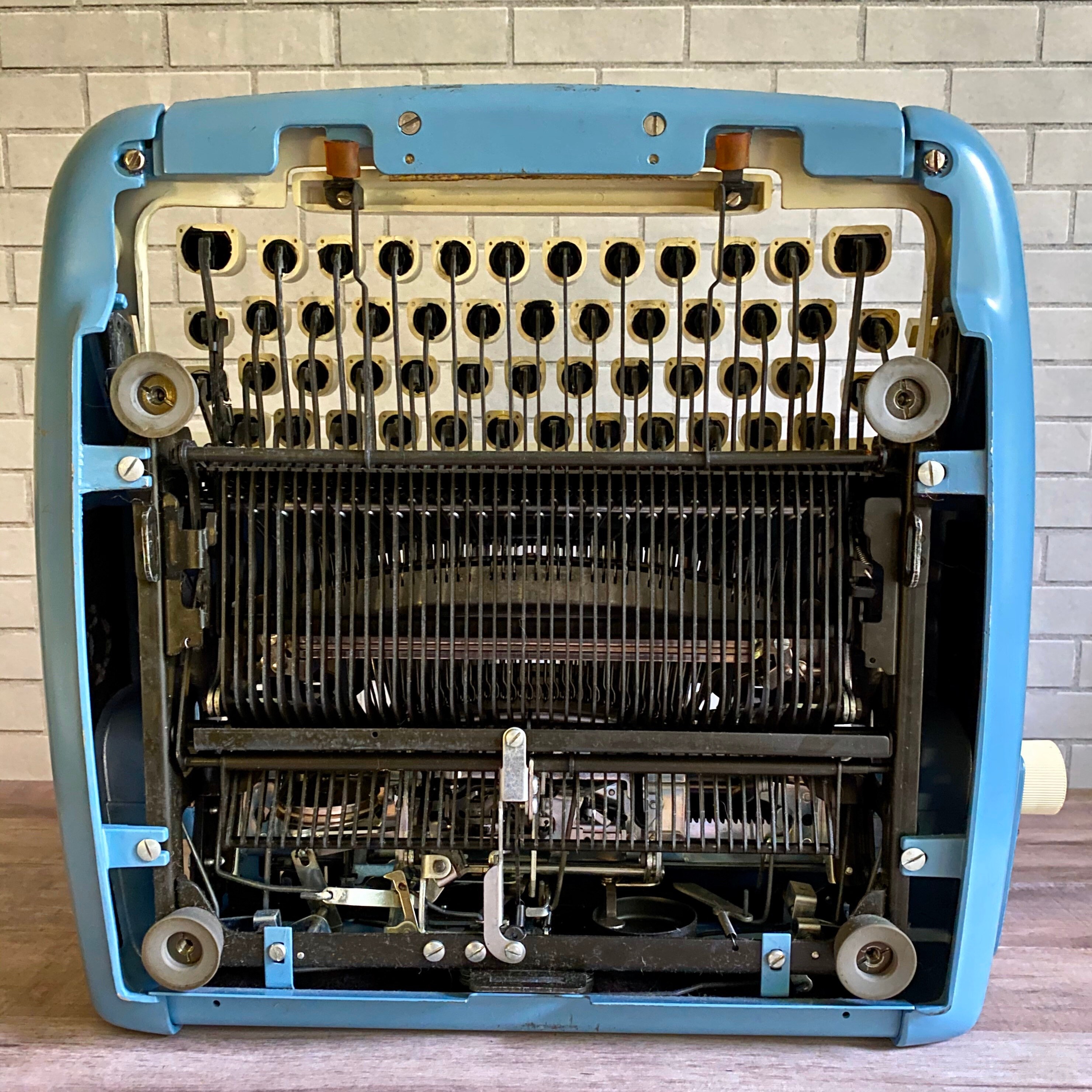 Vintage 1960's Royal Safari Deluxe Manual Typewriter With Carry