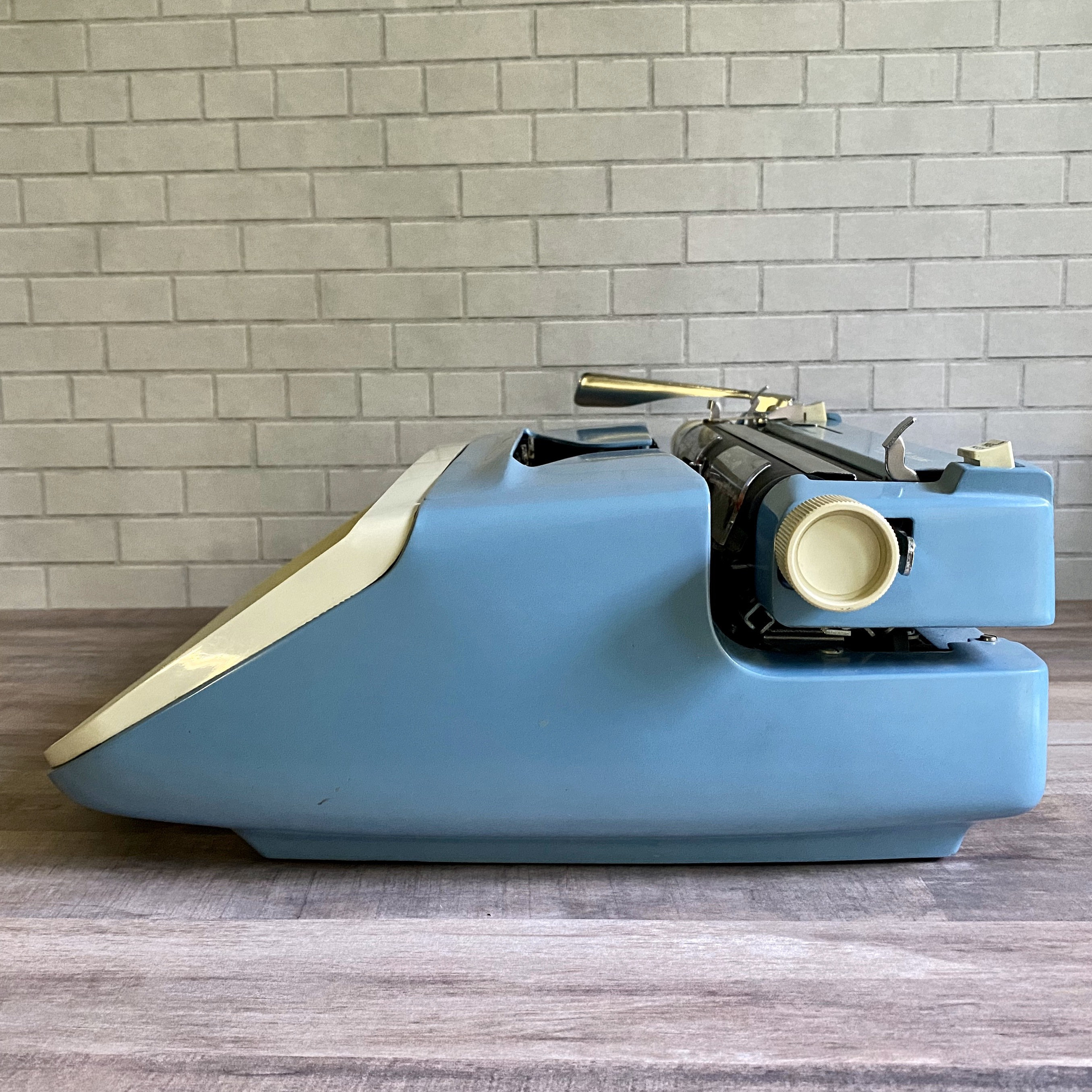 Vintage 1960's Royal Safari Deluxe Manual Typewriter With Carry