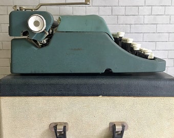 Vintage 1956 Underwood Leader Portable Typewriter with Original