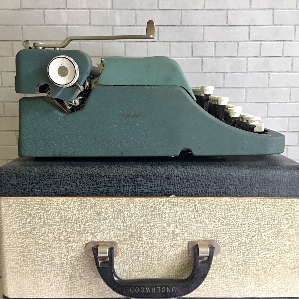 Vintage 1956 Underwood Leader Portable Typewriter with